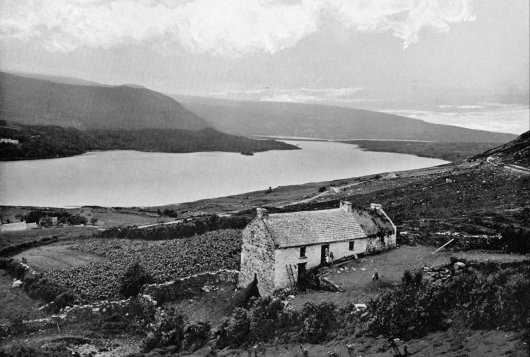 Radharc ar Loch Dhún Lúiche ó Mhuine Mór, c. 1880.
