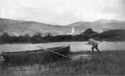 Ag iascaireacht ar Loch Dhún Lúiche.