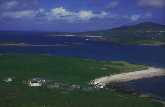 Inis Meáin ón aer. Tá píosa d'Inis Oirthir le feiceáil taobh thuas de.
